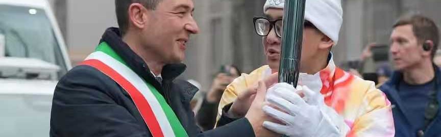 开云体育官网-连线米兰冬奥会上的中国火炬手：我亲吻了奥运火炬