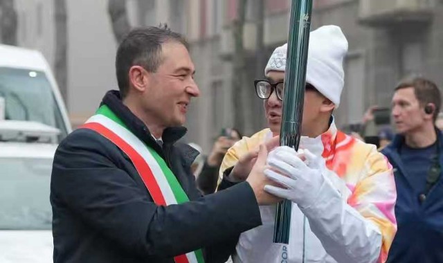 开云体育官网-连线米兰冬奥会上的中国火炬手：我亲吻了奥运火炬