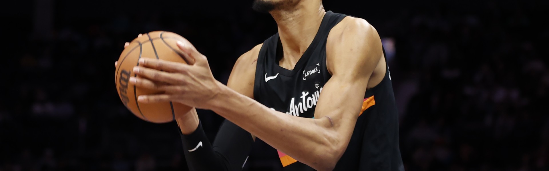 手感滚烫！文班上半场飚中5记三分 多于独行侠全队4记三分