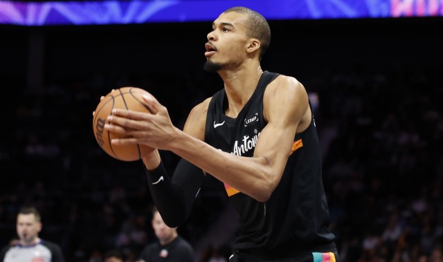 手感滚烫！文班上半场飚中5记三分 多于独行侠全队4记三分